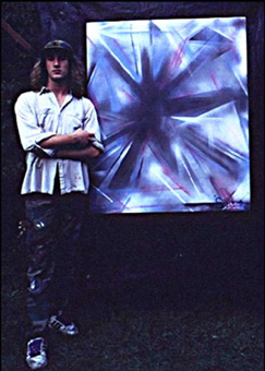 Siko Ortner mit der Leinwand die Aufregung im September 1989. Die Aufregung (Aerosolart) von Siko Ortner aus der Themenreihe Emotionen, Sprühlack auf Leinwand, 1,10 m X 0,90 m, Fertigstellung August 1989. Foto von Erich Ortner.