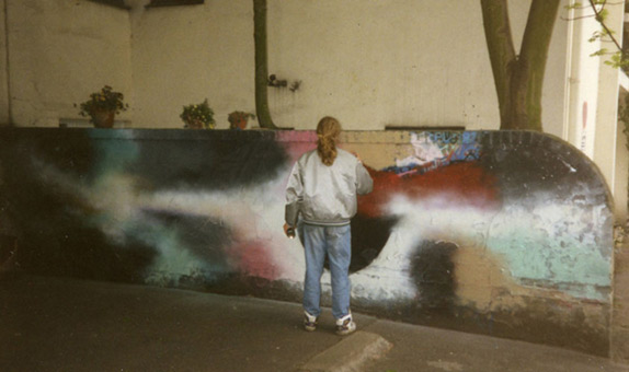 Graffitikünstler  Siko Ortner beim malen Aerosolart in Hamburg 1991.