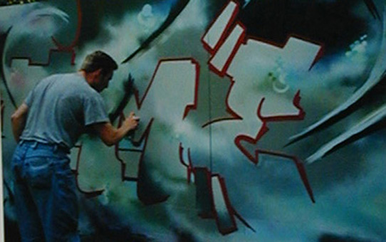 Siko Ortner beim malen Time style 1993 in Hamburg Langenhorn Jugendcontainer.