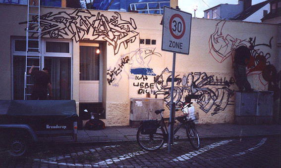 Kunst-und Kulturhappening in der Bremer Neustadt, Buntentosteinweg, Juni 2003. Neben vielen weiteren Künstlern, die von Freitag bis Samstag Ihre Fähigkeiten darboten, konnten 4 Graffitimaler einen liveakt bieten. Sinus, Chesko und Siko Ortner fertigten eine gemeinsame Wandgestaltung an. In den Abendstunden wurde mittels Kunstlicht weitergemalt. 2 Charakter und Siko-style von Siko Ortner. Sinus, Siko und Chesko bei der Arbeit. fest04