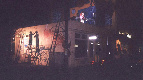 Kunst-und Kulturhappening in der Bremer Neustadt, Buntentosteinweg, Juni 2003. Neben vielen weiteren Künstlern, die Freitag bis Samstag Ihre Fähigkeiten darboten, konnten 4 Graffitimaler einen liveakt bieten. Sinus, Chesko und Siko Ortner fertigten eine gemeinsame Wandgestaltung an. In den Abendstunden wurde mittels Kunstlicht weitergemalt. Samstagabend Minesängerperformance auf dem Dach über den Graffitimalern, 2 Charakter und Siko-style von Siko Ortner, Sinus-style von Sinus und Chesko-style von Chesko. fest05