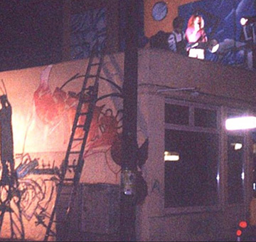 Kunst-und Kulturhappening in der Bremer Neustadt, Buntentosteinweg, Juni 2003. Neben vielen weiteren Künstlern, die Freitag bis Samstag Ihre Fähigkeiten darboten, konnten 4 Graffitimaler einen liveakt bieten. Sinus, Chesko und Siko Ortner fertigten eine gemeinsame Wandgestaltung an. In den Abendstunden wurde mittels Kunstlicht weitergemalt. Samstagabend Minesängerperformance auf dem Dach über den Graffitimalern, 2 Charakter und Siko-style von Siko Ortner, Sinus-style von Sinus und Chesko-style von Chesko. fest06