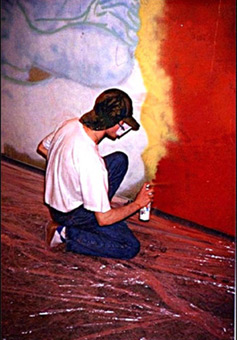 Szenekneipe Skunk 1988. Ein Graffitiauftrag für das Skunk im Karolinenviertel in Hamburg im Sommer 1988. Die Auftragsmalerei wurde durchgeführt von Wiliams/Siko Ortner und seinem Graffitischüler Mickey/Sage, TMR (The mad roosters). Siko Ortner bei der Arbeit.
