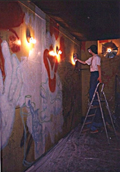 Szenekneipe Skunk 1988. Ein Graffitiauftrag für das Skunk im Karolinenviertel in Hamburg im Sommer 1988. Die Auftragsmalerei wurde durchgeführt von Wiliams/Siko Ortner und seinem Graffitischüler Mickey/Sage, TMR (The mad roosters). Siko Ortner bei der Arbeit