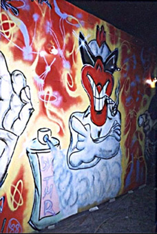 Szenekneipe Skunk 1988. Ein Graffitiauftrag für das Skunk im Karolinenviertel in Hamburg im Sommer 1988. Die Auftragsmalerei wurde durchgeführt von Wiliams/Siko Ortner und seinem Graffitischüler Mickey/Sage, TMR (The mad roosters). Fertiggestellter Rooster-charkter.