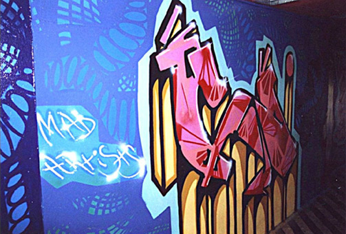 Auftrag Diskothek Madhouse, 1989. Ein Graffitiauftrag für die Diskothek Madhouse in Hamburg, City im September 1989. Auftragsmalerei von der Mad Artists Cooperation, Wiza, Staph, Clause, Art und Siko Ortner. Murals im Eingangsbereich und Treppenaufgang (nicht alle Fotos vorhanden). C.-style im Eingangsbereich Madhouse.