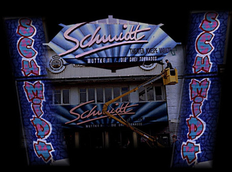 Collage für Auftrag Schmidt Theater 1989. Ein Graffitiauftrag für das Schmidt Theater in Hamburg St.Pauli im August 1989. Auftragsmalerei von der Mad Artists Cooperation, Rizky und Kazoo. Murals an der Aussenfassade des Schmidt Theaters.