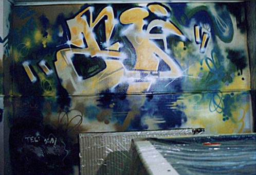 Auftrag Diskothek Biliardcafe 1989. Ein Graffitiauftrag für Diskothek und Biliardcafe in Rahlstedt, Hamburg im August 1989. Auftragsmalerei von der Mad Artists Cooperation, Siko Ortner und zwei weiteren Malern (Sige und Staph, leider nur noch Fotos von meiner Arbeit). Fertiggestelltes piece Zi-style.