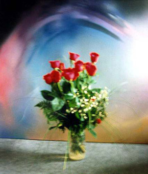 Arrangement Leinwand die Liebe (Aerosolart) mit einem Rosenstrauß im Februar 1992 von Siko Ortner aus der Themenreihe Emotionen, Sprühlack auf Leinwand, 1,35 m X 2,00 m, Fertigstellung März 1991.