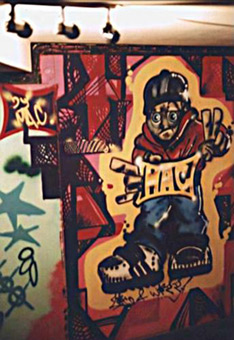 Ein Graffitiauftrag für eine Szenekneipe in Hamburg St. Pauli 1989. Auftragsmalerei von der Mad Artists Cooperation, Siko und Wizz
im August 1989.
