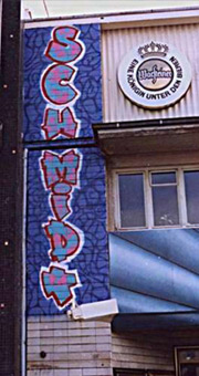 Auftrag Schmidt Theater 1989. Ein Graffitiauftrag für das Schmidt Theater in Hamburg St.Pauli im August 1989. Auftragsmalerei von der Mad Artists Cooperation, Rizky und Kazoo. Murals an der Aussenfassade des Schmidt Theaters.