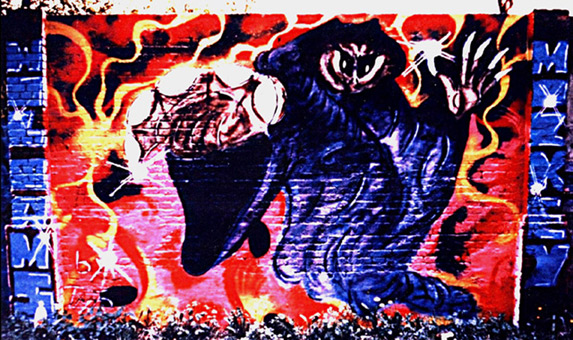 Der Dosengeist von Siko Ortner und Mickey. Erster Preiß Graffitiwettbewerb Museum der Arbeit in Hamburg Barmbek 1988. Dieser Wettbewerb war das erste bedeutende battle in Hamburg mit Beteiligung von Graffitimalern aus vielen Stadtteilen Hamburgs. Der erste Preiß ging an wiliams/Siko Ortner mit seinem Schüler Mickey für die T.M.R. (The mad roosters), der zweite Preiß ging an BiBase/Base und Mr.W (mister double you, beide von der C.A.C. City adventure crew), der dritte Preiß ging an Face (ebenfalls C.A.C.).