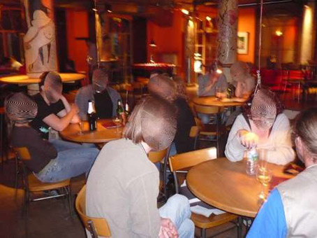 Vernissage der Ausstellung: der öffentliche Raum im öffentlichen Raum part 1 im Kulturzentrum Lagerhaus im Viertel in Bremen 6. August 2010 bis 2. September 2010. Gastraum Café Lagerhaus.