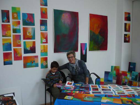 Marianne Sachter mit Enkel Nelio, Malen und Coaching, Freies Malen mit Ölfarbe und Lappen auf Papier. Die Form entsteht aus der Farbe heraus.