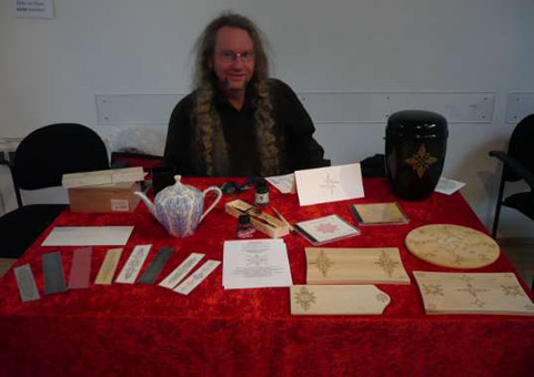 Windy Jacob, Mandalas (alles Unikate) Lesezeichen, Karten, Urnen, Holz-und Frühstüksbretter, Textilien mit handgemalten Mandalas und Briefpapier
