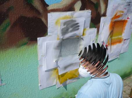 Graffitikurs für Schüler aus Kattenturm Bremen vom August 2010 bis Mai 2011. Unterrichtung verschiedener Stanceltechniken (stencilart / Schablonengraffiti) von Graffitilehrer Siko Ortner in Theorie und Praxis zur Erstellung von Comicart als Fassadenmalerei.