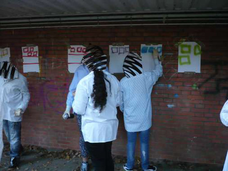 Graffitikurs für  Jugend Kulturprojekt Kunst im öffentlichen Raum mit Schülern der Schule Theodor-Billroth-Str. Bremen. Wandgestaltung mit Graffitiworkshop Stancelart Sprühtechniken vom August 2010 bis Mai 2011. Graffitiunterricht von Siko Ortner.