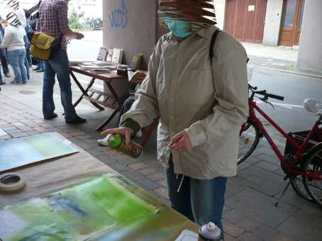 Graffitikurs für  Besucher am Tag der offenen Tür, am 28. Mai 2011 im Nachbarschaftscafe Nahbei in Findorf vom Martins Club Bremen. Neben weiteren Aktivitäten wurde auch ein Graffitiunterricht von Siko Ortner angeboten.