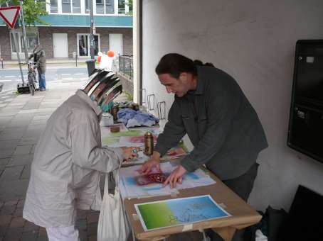 Graffitikurs für  Besucher am Tag der offenen Tür, am 28. Mai 2011 im Nachbarschaftscafe Nahbei in Findorf vom Martins Club Bremen. Neben weiteren Aktivitäten wurde auch ein Graffitiunterricht von Siko Ortner angeboten.