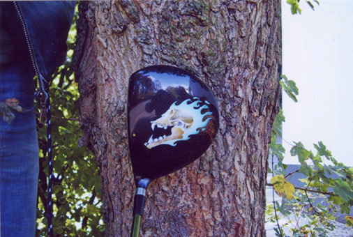 Golfschläger, 2007. Eine Airbrusharbeit für Krudi, August 2007. Auftragsgestaltung von Siko Ortner, Acrylfarbe auf Carbon, ca. 7cm X 7cm. Das Motiv Totenkopf mit Flammenschweif ist mittels 4-Fach-Stancels auf den Driver gemalt worden.