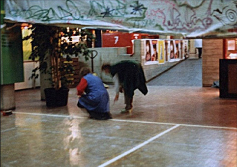 95qm Leinwand 1989. Ein Graffiti Projekt für Hans Böhrs Veranstalter Faschingsfest LiLaBe in der Fachhochschule Bergedorf/Hamburg. Projektausführung von der Mad Artists Cooperation, Siko Ortner und seinem Graffitischüler Wizz. Außerdem beteiligt waren Sis/Sige und Bibase/Base. Gekleckert
