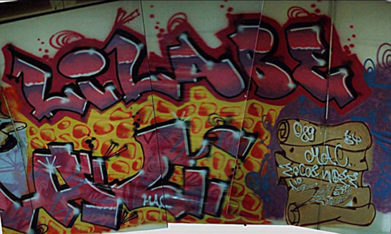 Faschingsfete LiLaBe 1989. Ein Graffiti-Auftrag für Hans Bhrs Veranstalter Faschingsfest LiLaBe in der Fachhochschule Bergedorf/Hamburg. Auftragsmalerei von der Mad Artists Cooperation, Siko Ortner (ehemals für Auftragsarbeiten Zico) und seinem Graffitischüler Wizz. im Februar 1989. LiLaBe und MAC Graffitischriftzug auf 11m x 3m Dekorationsfolie, Faschingsfest LiLaBe 1989.
