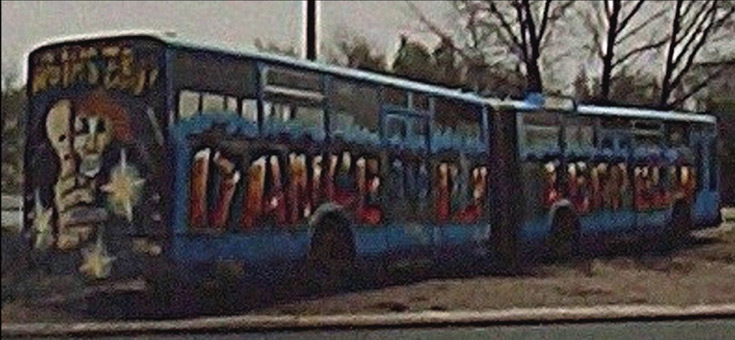 Disco-Bus Zeppelin. Rück-und Seitenansicht Discobus Zeppelin 1987. Ein Graffiti-Auftrag für die Discothek Zeppelin in Hamburg/Maschen, Oktober bis Dezember 1987. Auftragsmalerei von der Mad Artists Cooperation, Siko Ortner (ehemals für Auftragsarbeiten Zico) und seinen Graffitischülern Sami und Wizz.