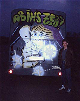 Disco-Bus Zeppelin. Rückansicht Discobus Zeppelin. Ein Graffiti-Auftrag für die Discothek Zeppelin in Hamburg/Maschen, Oktober bis Dezember 1987. Auftragsmalerei von der Mad Artists Cooperation, Siko Ortner (ehemals für Auftragsarbeiten Zico) und seinen Graffitischülern Sami und Wizz.