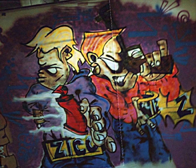Faschingsfete LiLaBe 1989. Ein Graffiti-Auftrag für Hans Bhrs Veranstalter Faschingsfest LiLaBe in der Fachhochschule Bergedorf/Hamburg. Auftragsmalerei von der Mad Artists Cooperation, Siko Ortner (ehemals für Auftragsarbeiten Zico) und seinem Graffitischüler Wizz. im Februar 1989. Fertig gesprühte Zico und Wizz Character 11m x 3m Dekorationsfolie, Faschingsfest LiLaBe 1989.