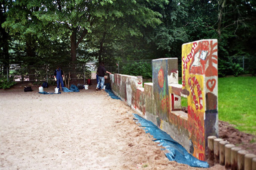 Die Mauer muß weg. Ein Projekt von JUS, Neue Vahr Bremen (die Maulwürfe) vom August bis Mitte September 2007. Hier die Renovierung der Mauer durch Teilnehmer des JUS Programmes für die Bemalung durch die Graffitikursteilnehmer von Siko Ortner.