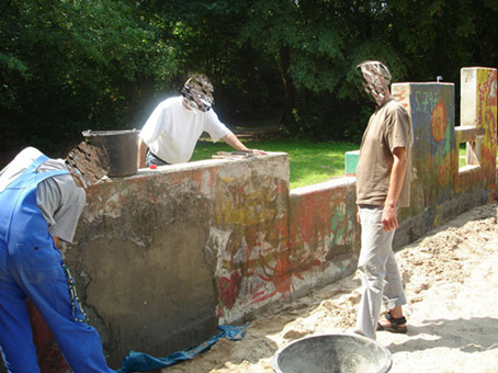 Die Mauer muß weg. Ein Projekt von JUS, Neue Vahr Bremen (die Maulwürfe) vom August bis Mitte September 2007. Hier die Renovierung der Mauer durch Teilnehmer des JUS Programmes für die Bemalung durch die Graffitikursteilnehmer von Siko Ortner.