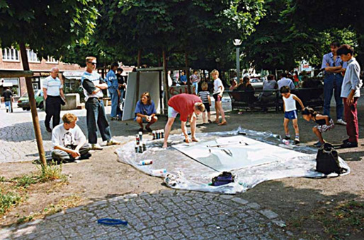 Projekt, Jedermann malt eine Leinwand mit anschließender Versteigerung, St.Georg Hamburg, Sommer 1992. Ein Graffitiprojekt für  Yogi (kurz darauf an Krebs verstorben), Soziapädagoge und Grafikdesigner, Veranstalter und Dokumentar vieler Graffitiprojekte in Hamburg und umzu. Es ist eine Ehre in Yogis Projekten eingebunden zu sein,  Siko Ortner Moskito Posse MP malt eine Aerosolart leinwand mit dem Letter S von MP. Die Leinwand wurde versteigert an Unbekannt. leinwand01