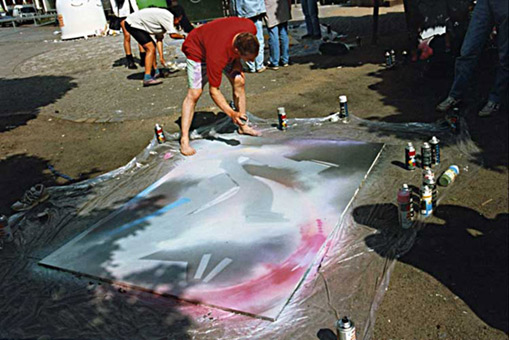 Projekt, Jedermann malt eine Leinwand mit anschließender Versteigerung, St.Georg Hamburg, Sommer 1992. Ein Graffitiprojekt von Yogi (kurz darauf an Krebs verstorben), Soziapädagoge und Grafikdesigner, Veranstalter und Dokumentar vieler Graffitiprojekte in Hamburg und umzu. Es ist eine Ehre in Yogis Projekten eingebunden zu sein, Siko Ortner (Moskito Posse, MP) malt eine Aerosolart leinwand mit dem Letter S von MP. Die Leinwand wurde versteigert an Unbekannt. leinwand03